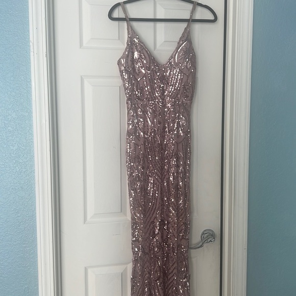 Elegant dress for special occasions only worn once - Picture 2 of 8